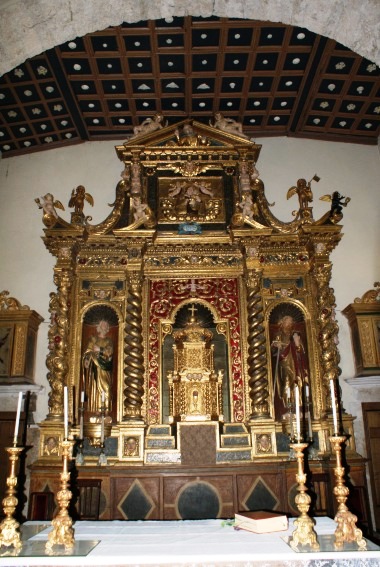 Chiesa dei SS.Pietro e Paolo a Fano Adriano (Te): altare maggiore