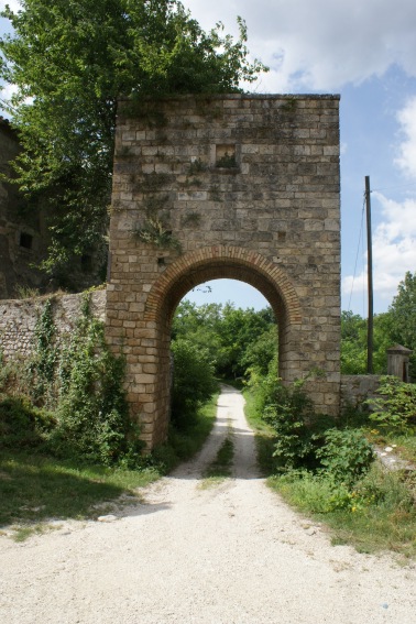 Faraone Antico di S.Egidio alla Vibrata (Te): l'arco visto dalla piazzetta