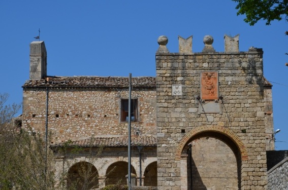 Faraone Antico di S.Egidio alla Vibrata (Te): arco d'ingresso e chiesa retrostante