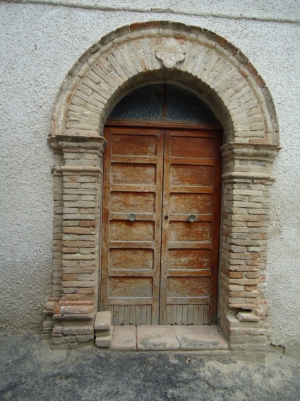 Chiesa della Madonna del Soccorso a Fichieri di Campli: portale