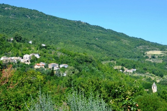 Flamignano di Tossicia (Te): il borgo e, a destra, il campanile della Chiesa di S.Andrea