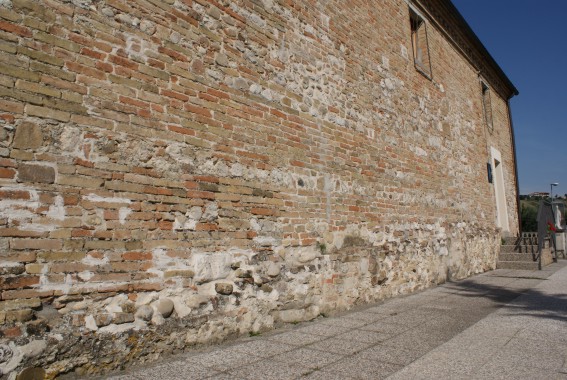 Chiesa di S.Andrea Apostolo a Floriano di Campli (Te): parte dei muri originari