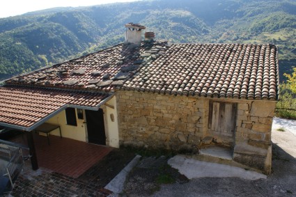 Forno: abitazione parzialmente ristrutturata