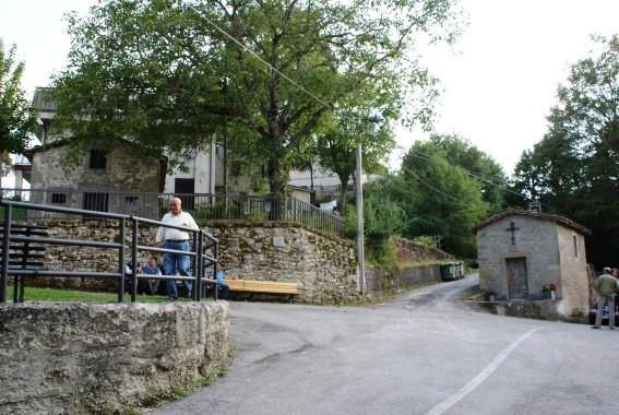 Chiesa della Madonna del Carmine a Frattoli di Crognaleto (Te) e, a sinistra, Chiesa di S.Antonio da Padova