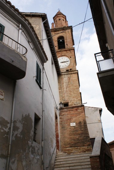 Chiesa del SS. Salvatore a Frondarola di Teramo: torre campanaria