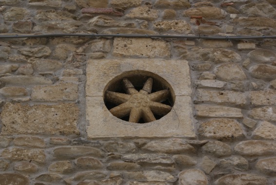 Chiesa della Madonna delle Grazie a Frondarola di Teramo: rosone in pietra