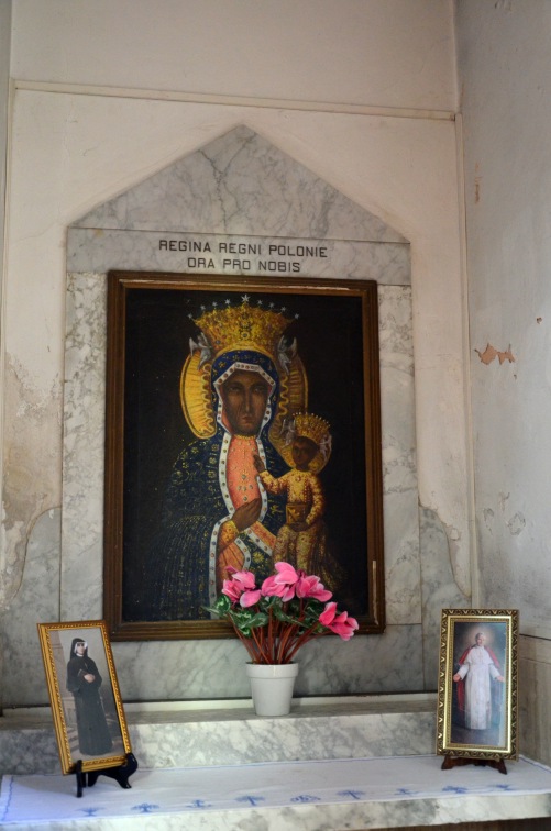 Chiesa di S.Vincenzo Ferreri a Garrufo di S.Omero (Te): altare votivo alla Madonna Polacca