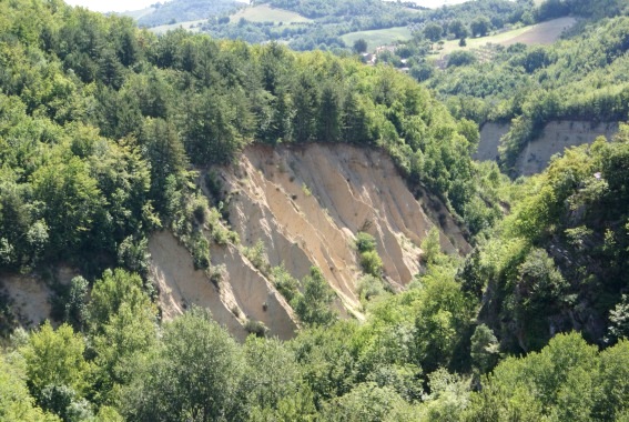 Eremo di San Michele Arcangelo nella Grotta di Sant'Angelo a Ripe di Civitella (Te): calanchi