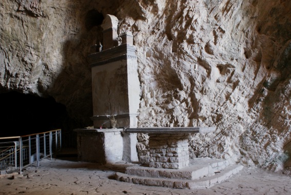 Eremo di San Michele Arcangelo nella Grotta di Sant'Angelo a Ripe di Civitella (Te)