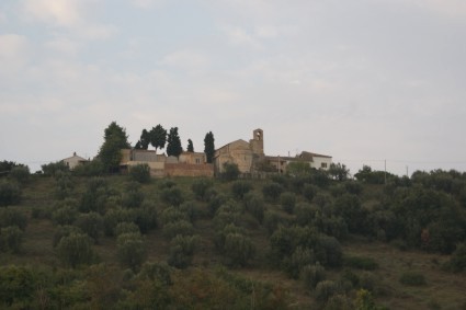 La Chiesa di S. Clemente al Vomano di Guardia Vomano (Te) vista dalla S.S. 150