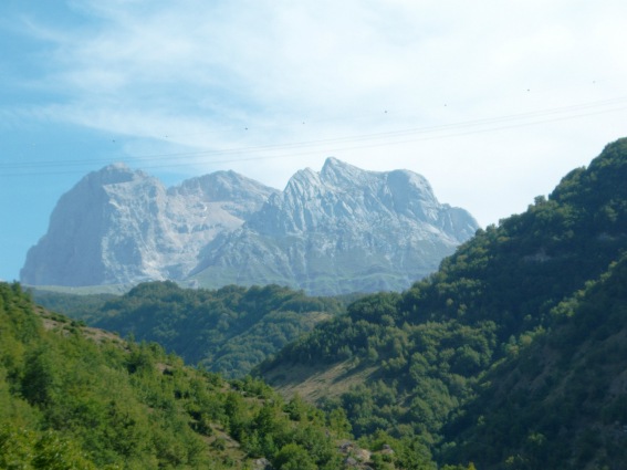 Il Gran Sasso d'Italia in una insolita inquadratura da Cerqueto