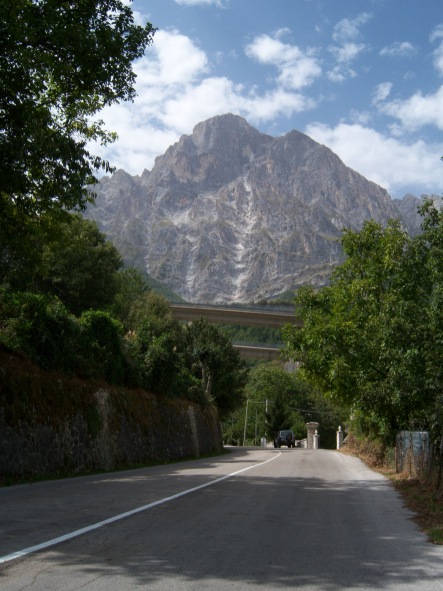 Il Gran Sasso d'Italia dalla strada che porta a Casale San Nicola