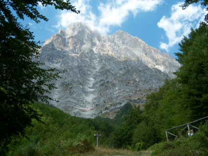 Eremo di San Nicola: Il massiccio del Gran Sasso e la croce che indica la Chiesa