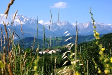 Borgonovo con alle spalle (da destra) il Monte Corvo, il Monte Intermesoli ed il Gran Sasso