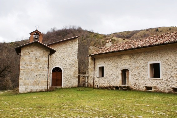 Masseria Cappelli: Chiesa di Santa Maria del Vasto nella Valle del Vasto (Aq)