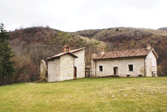 Masseria Cappelli: Chiesa di Santa Maria del Vasto nella Valle del Vasto (Aq)