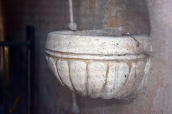 Chiesa della Madonna delle Grazie a Isola del Gran Sasso (Te): acquasantiera