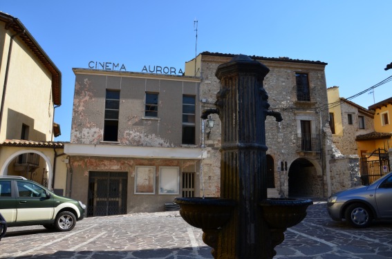 Cinema Aurora nella stessa piazza della Chiesa di S.Giuseppe ad Isola del Gran Sasso (Te)