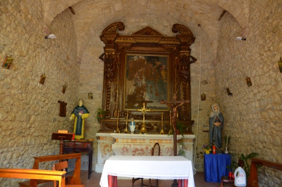 A Isola del Gran Sasso (Te), in prossimit dellinizio della strada che conduce al Santuario di S.Gabriele e vicino allalveo del fiume Mavone,  la piccola Chiesa di S.Leonardo. Lasciata per lungo tempo in abbandono, dopo sapiente opera di restauro verso la fine del Novecento  stata ampiamente recuperata al culto, tanto da essere utilizzata, seppure nella sua limitatissima capienza, in sostituzione della Chiesa di S.Massimo durante il restauro di questultima del 2012.