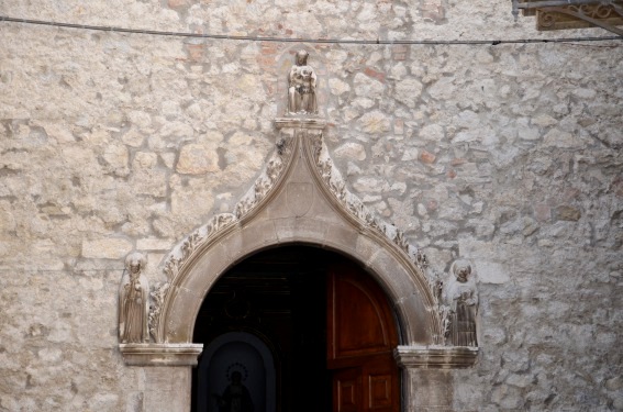 Chiesa di S.Massimo a Isola del Gran Sasso (Te): portale di Matteo da Napoli (Matteo Capro) del 1420.