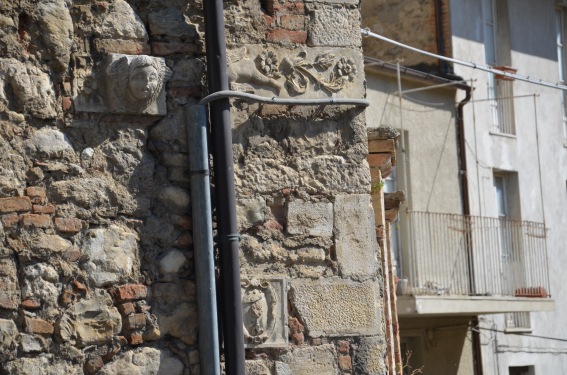 Chiesa di S.Massimo a Isola del Gran Sasso (Te): frammenti di decorazioni in pietra