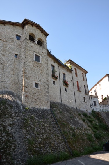 Isola del Gran Sasso (Te): antiche mura di fortificazione