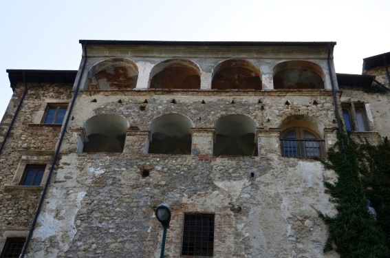 Isola del Gran Sasso (Te): loggiato nel centro storico