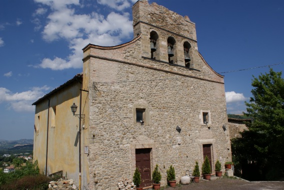 Chiesa del SS.mo Salvatore a Leognano priva di una parte del campanile a vela