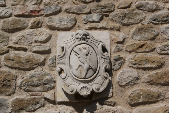 Leognano: stemma sulla facciata della chiesa del SS.mo Salvatore