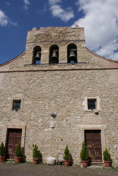 Chiesa del SS.mo Salvatore a Leognano priva di una parte del campanile a vela