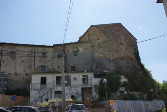 Chiesa del SS.mo Salvatore a Leognano e parte della cinta muraria