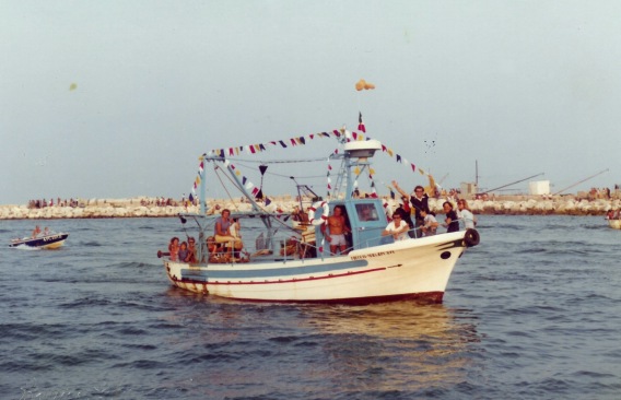 Il "Freccia Nera" durante una processione a mare nella festa della Madonna del Porto Salvo