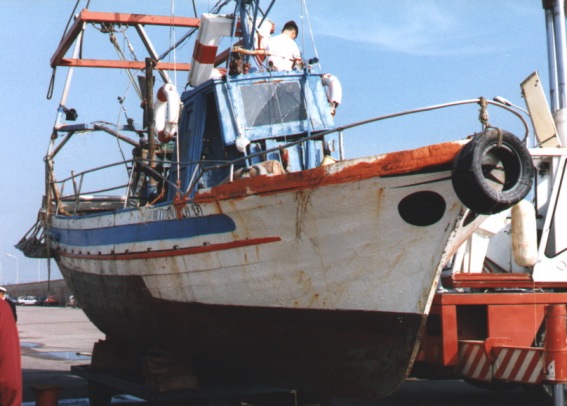 Il peschereccio Freccia Nera  sul molo nord del porto di Giulianova dopo il recupero