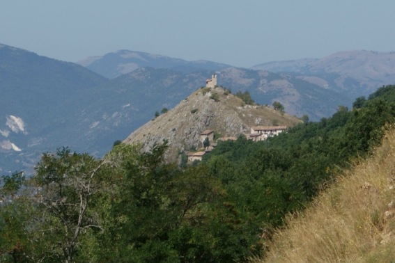 Chiesa di S. Michele a Lucoli Alto, sulla sommità del colle