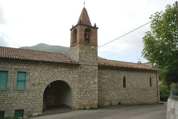Macchia da Sole di Valle Castellana (Te): i locali parrocchiali sul retro della Chiesa di S. Giovanni Battista