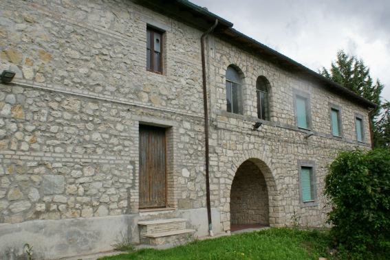 Macchia da Sole di Valle Castellana (Te): lato sud dei locali parrocchiali della Chiesa di S. Giovanni Battista