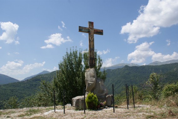 Macchia Vomano di Crognaleto (Te): Crocefisso all'ingresso del paese