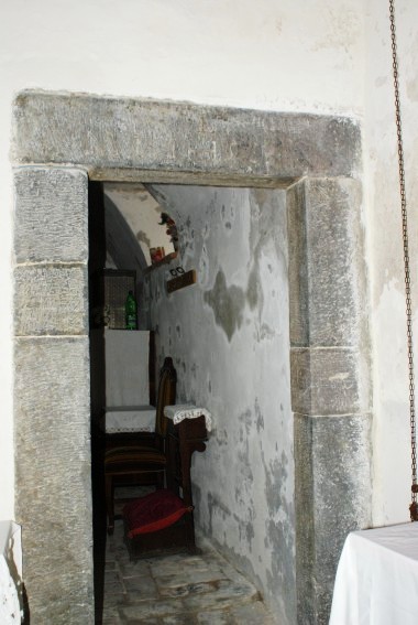 Chiesa della Madonna di Ponte a Porto a Frondarola (Te): ingresso della sacrestia.