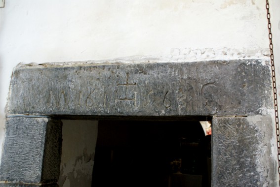 Chiesa della Madonna di Ponte a Porto a Frondarola (Te): IHS e data 1663 sull'architrave della sacrestia.