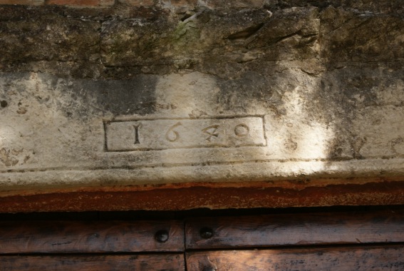 Chiesa della Madonna di Ponte a Porto a Frondarola (Te): data 1640 sull'architrave del portale.