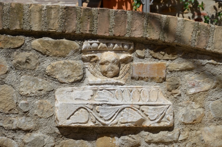 Chiesa della Madonna del Carmine a Montefino (Te): frammenti lapidei rimessi in opera