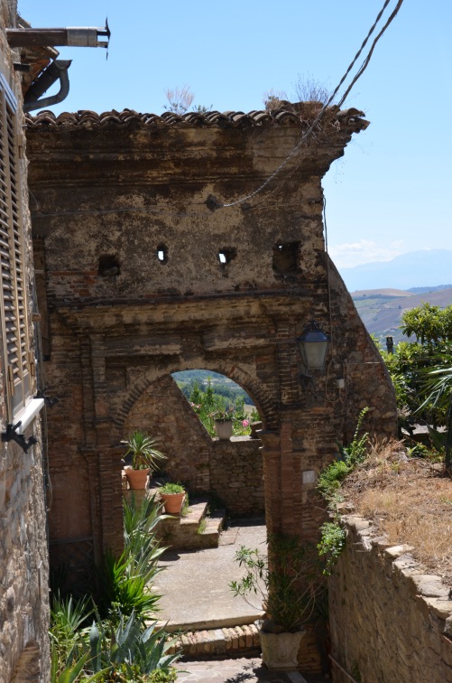 Chiesa della Madonna del Carmine a Montefino (Te): resti dell'antica fortificazione