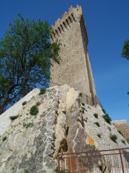 Montegualtieri: la torre triangolare