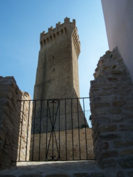 Montegualtieri: la torre triangolare