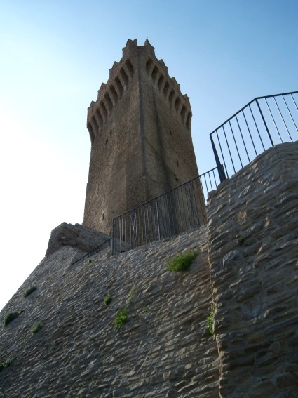 Montegualtieri: la torre triangolare