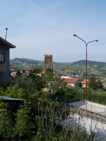 Montegualtieri: la torre triangolare