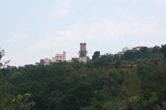 Montegualtieri: il centro abitato e la torre