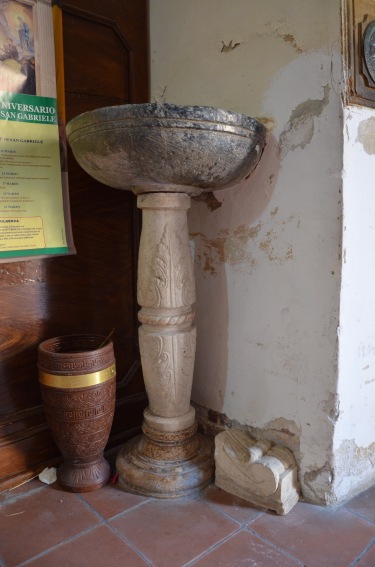 Acquasantiera nella Chiesa dell'Annunziata a Montepagano di Roseto degli Abruzzi (Te)