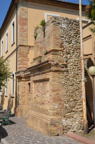 Ruderi dell'antica Chiesa di S.Antimo a Montepagano (Te)