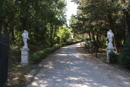 Abbazia di Montesanto a Civitella del Tronto: l'ingresso del viale che cnduce all'Abazia